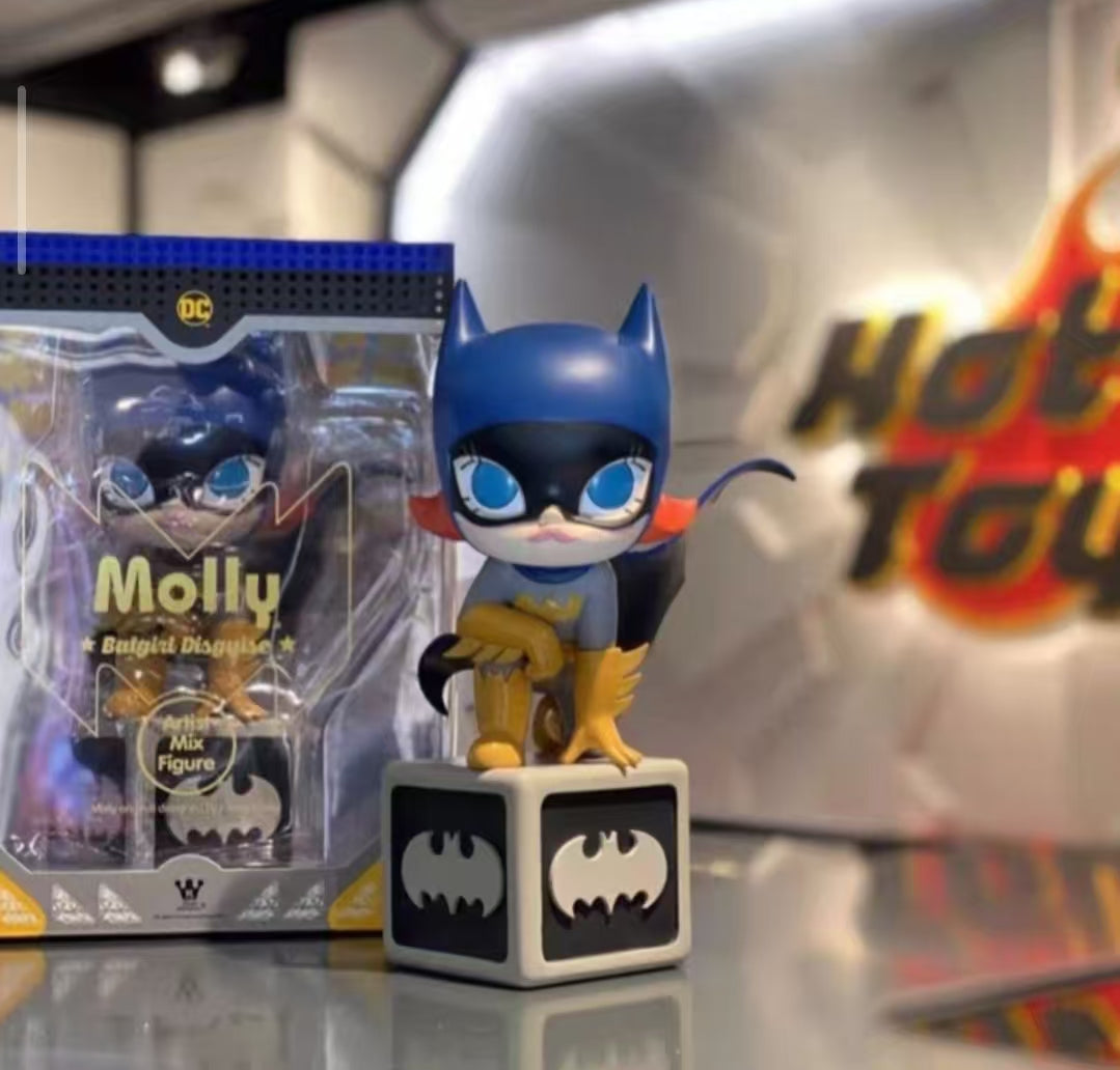 Molly Batgirl Disguise Artist Mix Figure-Preorder