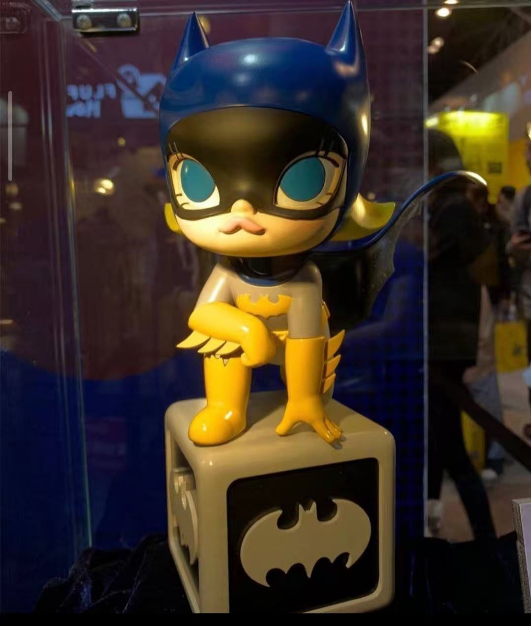 Molly Batgirl Disguise Artist Mix Figure-Preorder